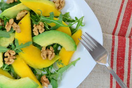 Salată tropicală cu mango, fructul pasiunii, chili şi piept de pui